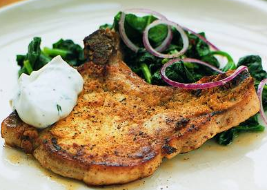 Karbonade met mosterd en spinazie crème fraiche dragonsaus